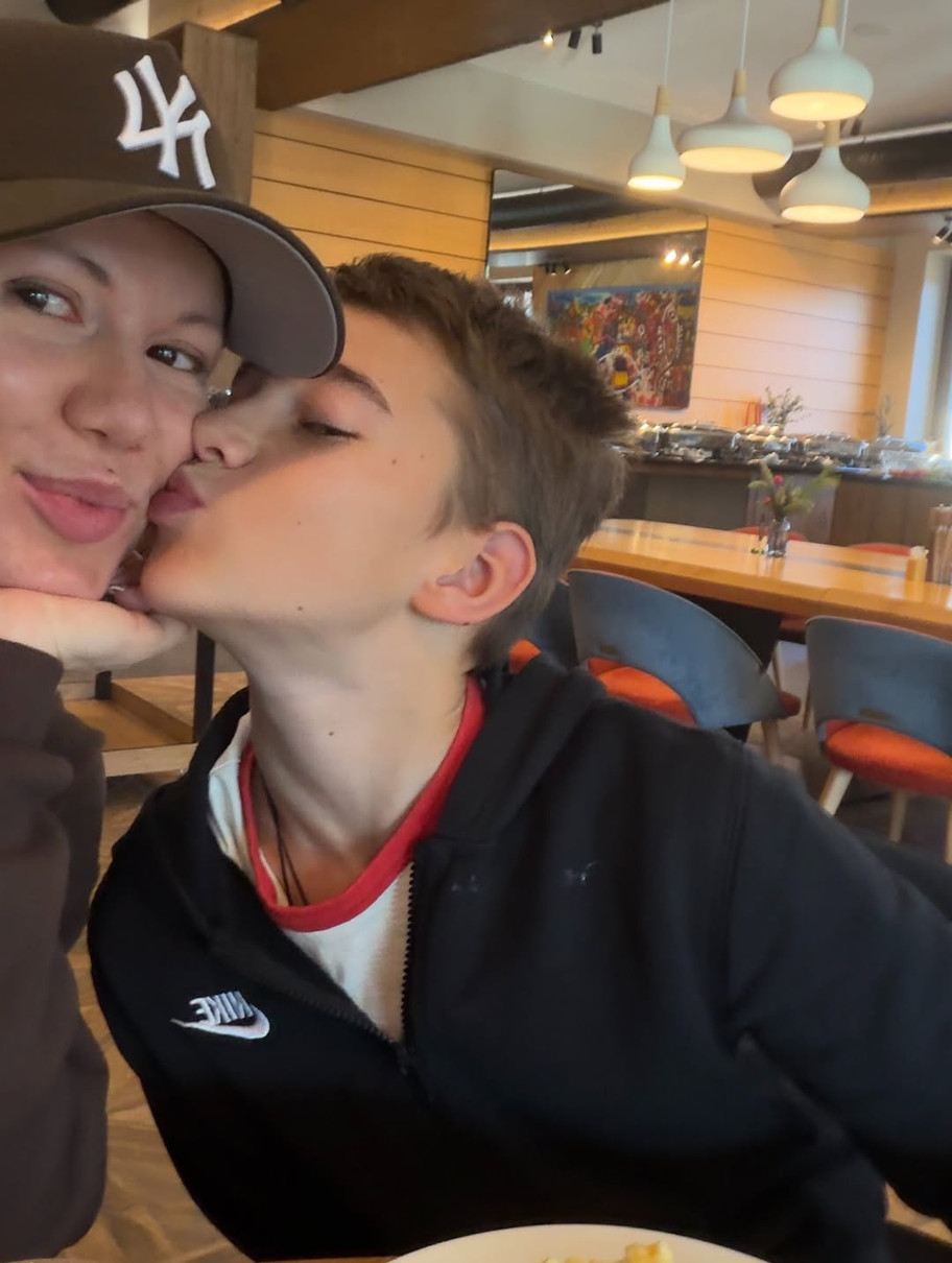 Альона Омаргалієва милим фото привітала сина з 12-річчям