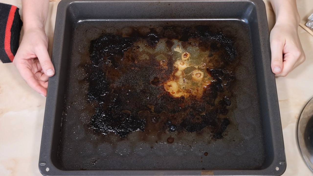 Господині розповіли, як швидко і без зайвих зусиль відмити засмальцоване деко 