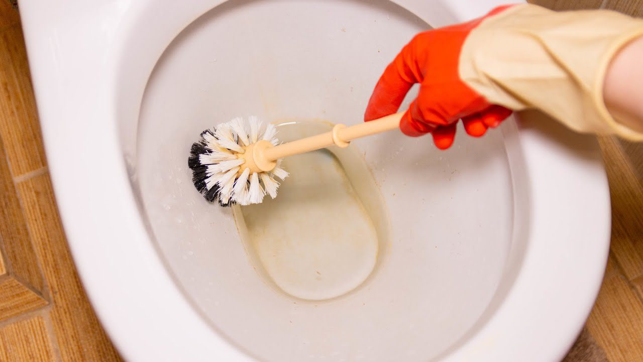 Господині розповіли, як швидко прибрати бруд під обідком унітаза без йоржика