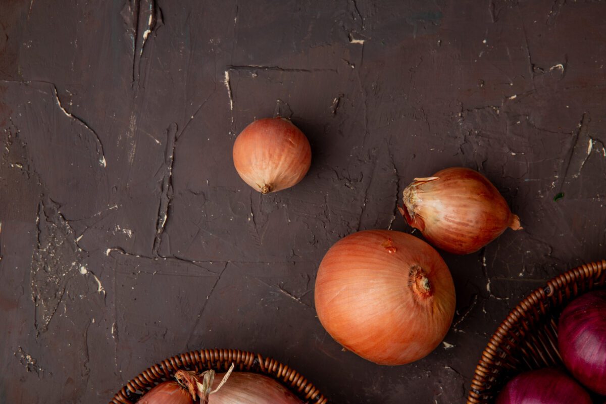 Навіщо дачники закопують в землю лушпиння цибулі