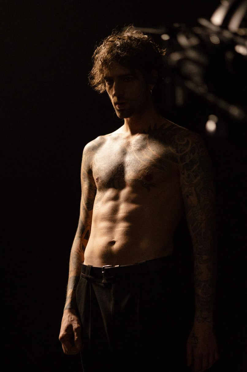 Володимир Дантес посвітив голим тором в кліпі з Оленою Лавренюк