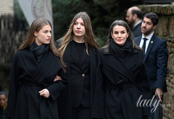 Принцеса Леонор та інфанта Софія з матір’ю королевою Летицією на панахиді за принцесою Ірен у Мадриді / © Getty Images