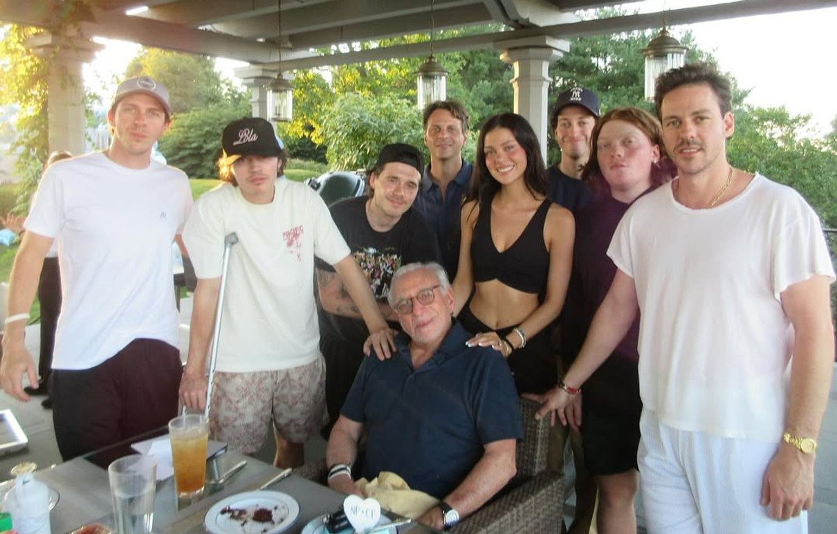 Син Бехкемів з родиною своєї дружини