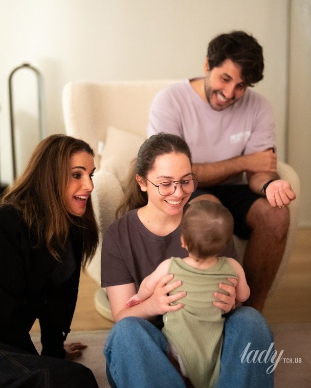 Королева Ранія з дочкою принцесою Іман і онукою Аміною, а також її батьком Джамілем / © Instagram королеви Ранії