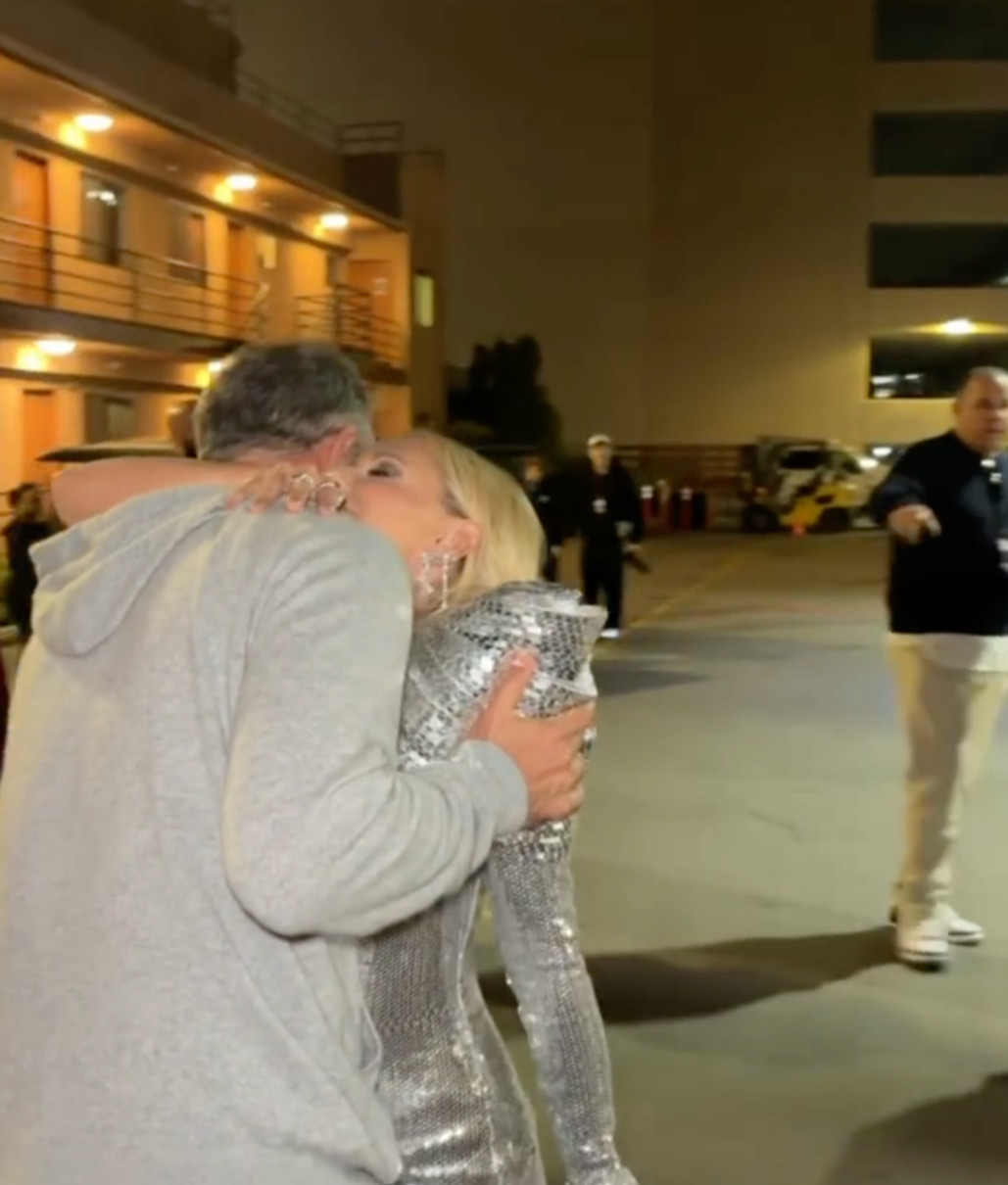 Сара Мішель Геллар стрибнула в обійми чоловіка на зйомках