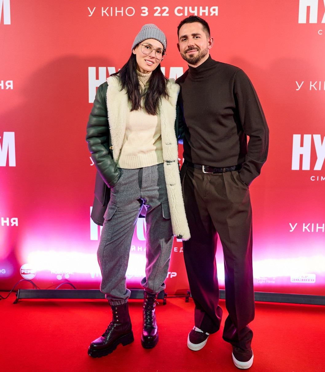 Маша Єфросиніна у сірих штанах і шапці на показі фільму Євгена Таллера Ну мам