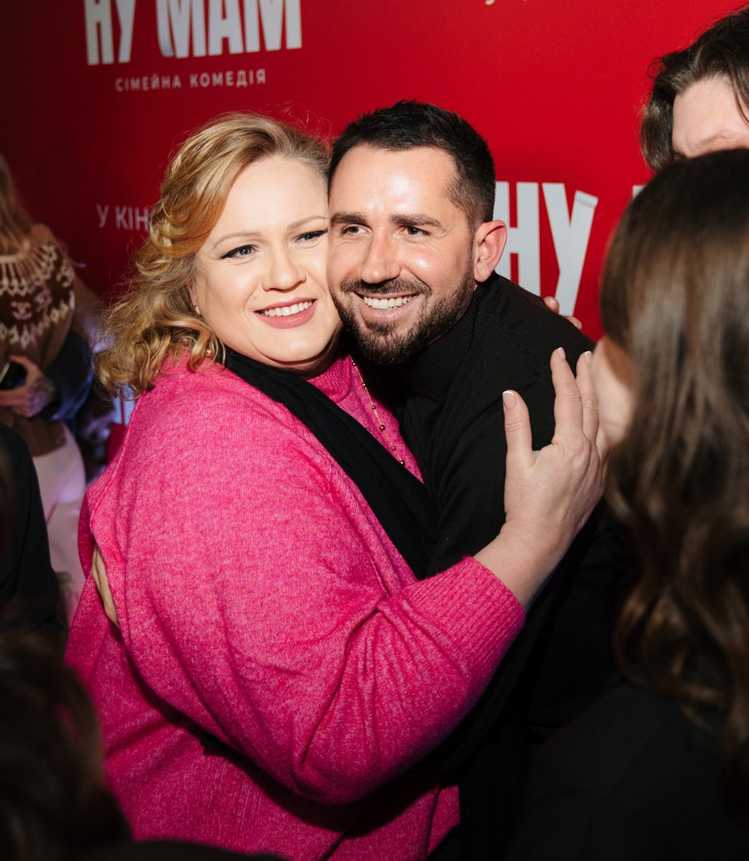 Олеся Жураківська у рожевому пообіймала Євгена Таллера на його кінопрем'єрі