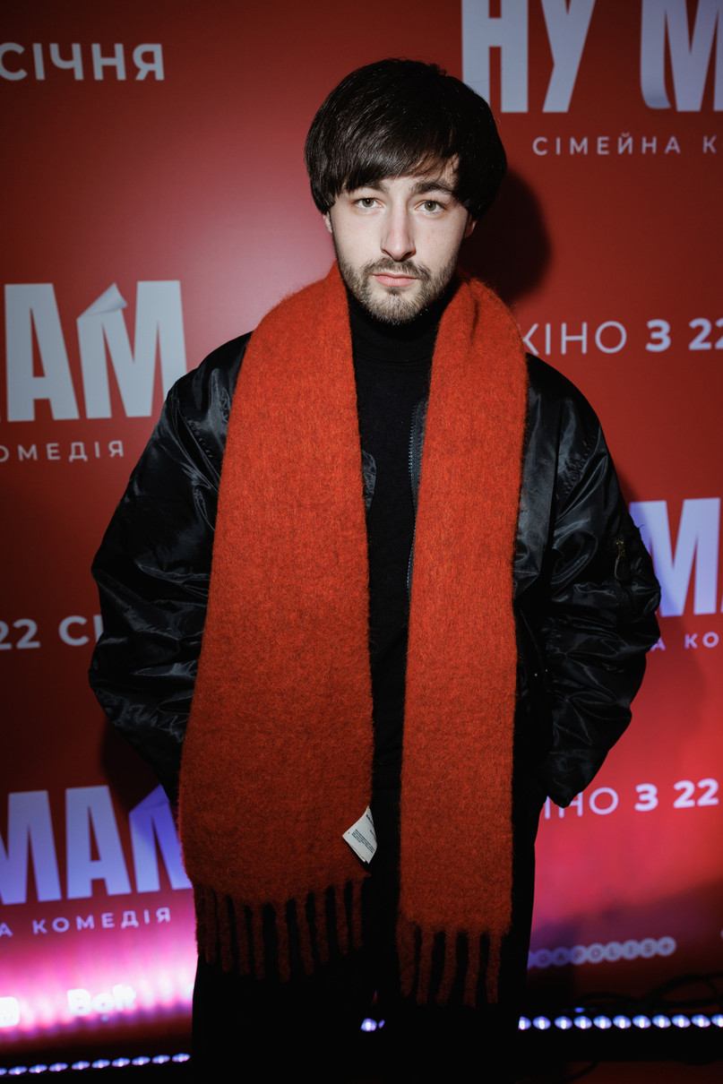 KHAYAT з яскравим аксесуарами попозував на показі фільму Євгена Таллера Ну мам