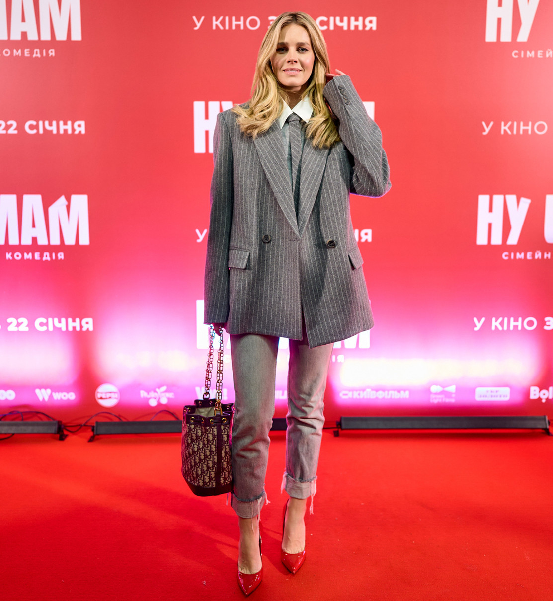 Катерина Кузнецова у джинсах, підборах і жакеті на показі фільму Євгена Таллера Ну мам