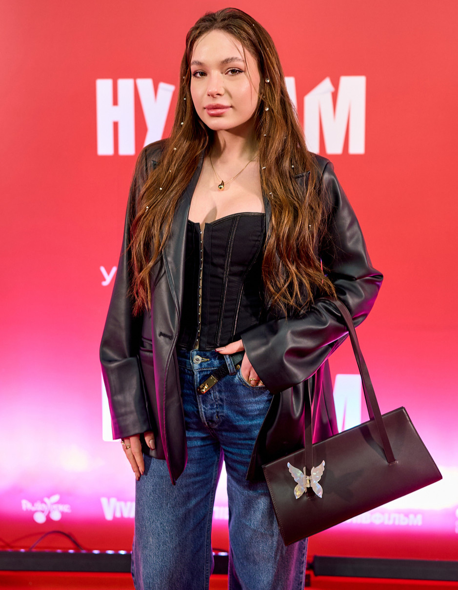 Руся Данілкіна у корсеті та шкірянці на показі фільму Євгена Таллера Ну мам