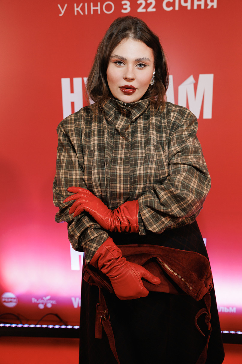 Олександра Заріцька у сорочці в клітинку на показі фільму Євгена Таллера Ну мам