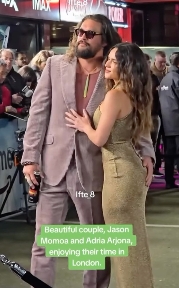 Джейсон Момоа пристрасно обійняв свою дівчину на хіднику