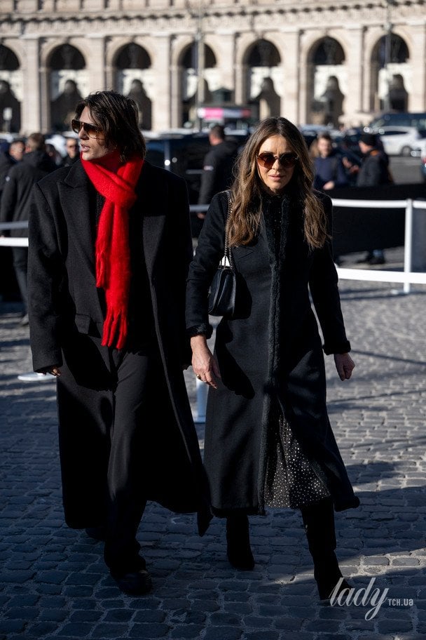 Елізабет Герлі та її син Демін, який одягнув яскраво-червоний шарф, щоб вшанувати покійного дизайнера / © Getty Images