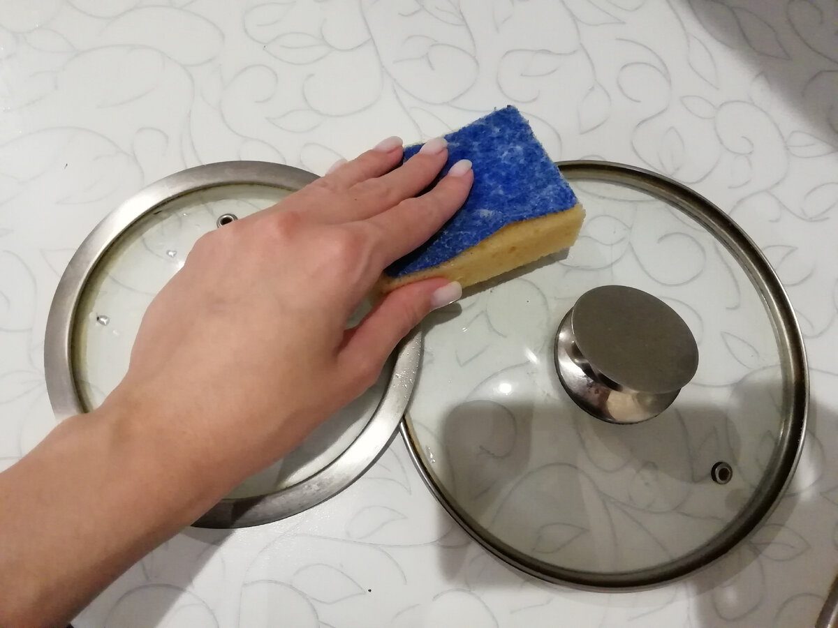 Експерти розповіли, який домашній засіб допоможе очистити каструлю від старого шару нагару