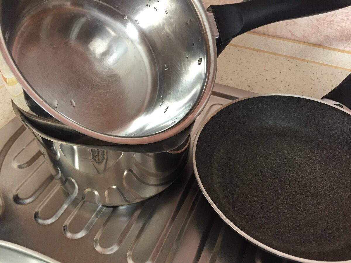 Експерти розповіли, який домашній засіб допоможе очистити каструлю від старого шару нагару
