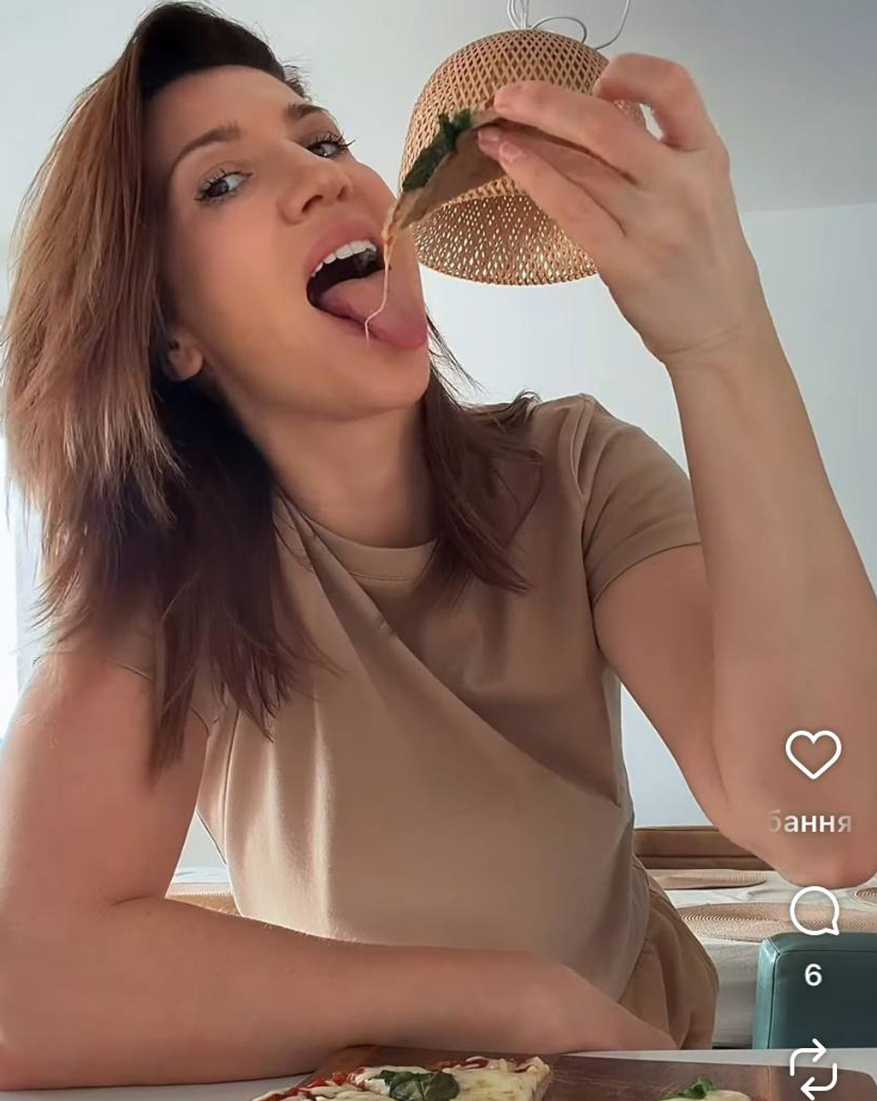 Аніта Луценко показала як приготувати піцу вдома