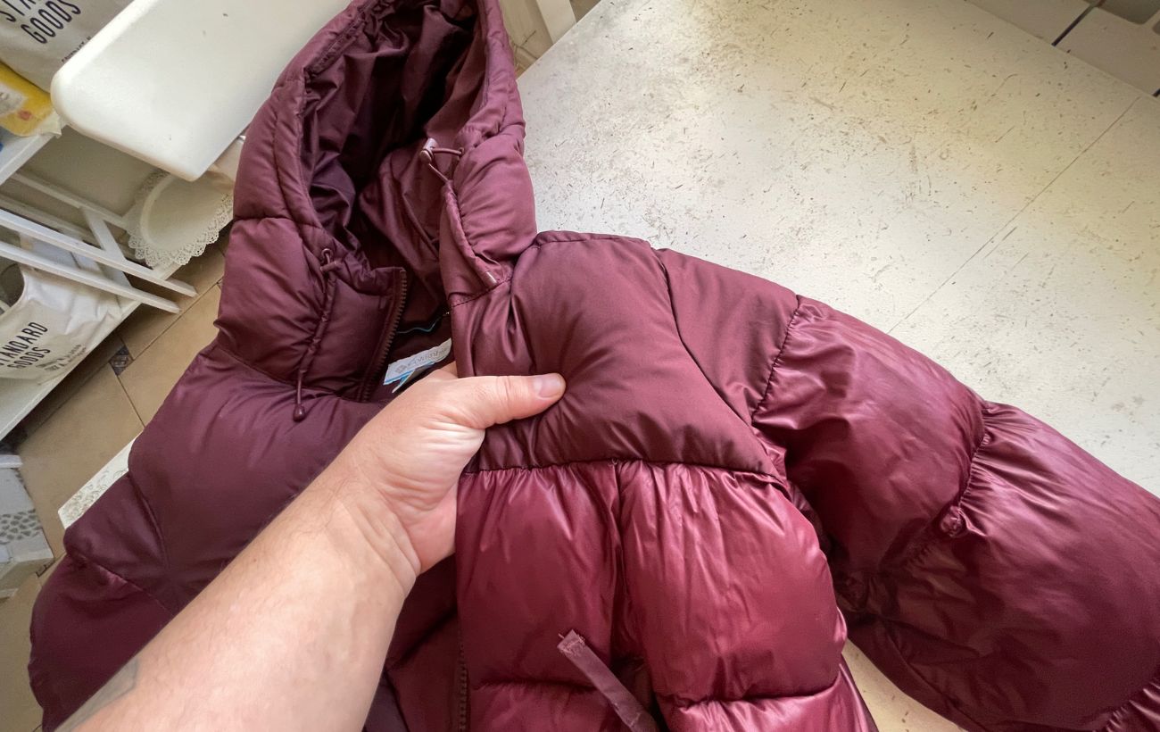 Господині розповіли, як почистити пуховик за допомогою піни для гоління