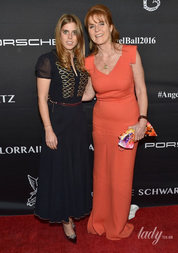 Принцеса Беатріс з матір’ю Сарою 2016-го / © Associated Press