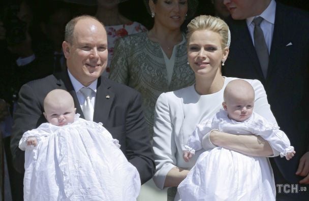 Альбер і Шарлін зі своїми маленькими дітьми / © Associated Press