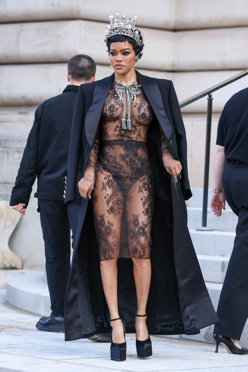 Теяна Тейлор посвітила тілом у прозорому одязі на показі