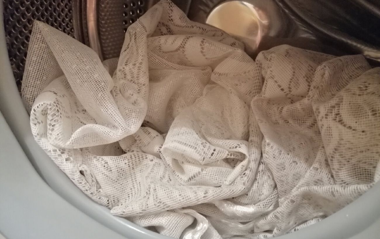 Господині розповіли, як приготувати розчин для прання білих речей 