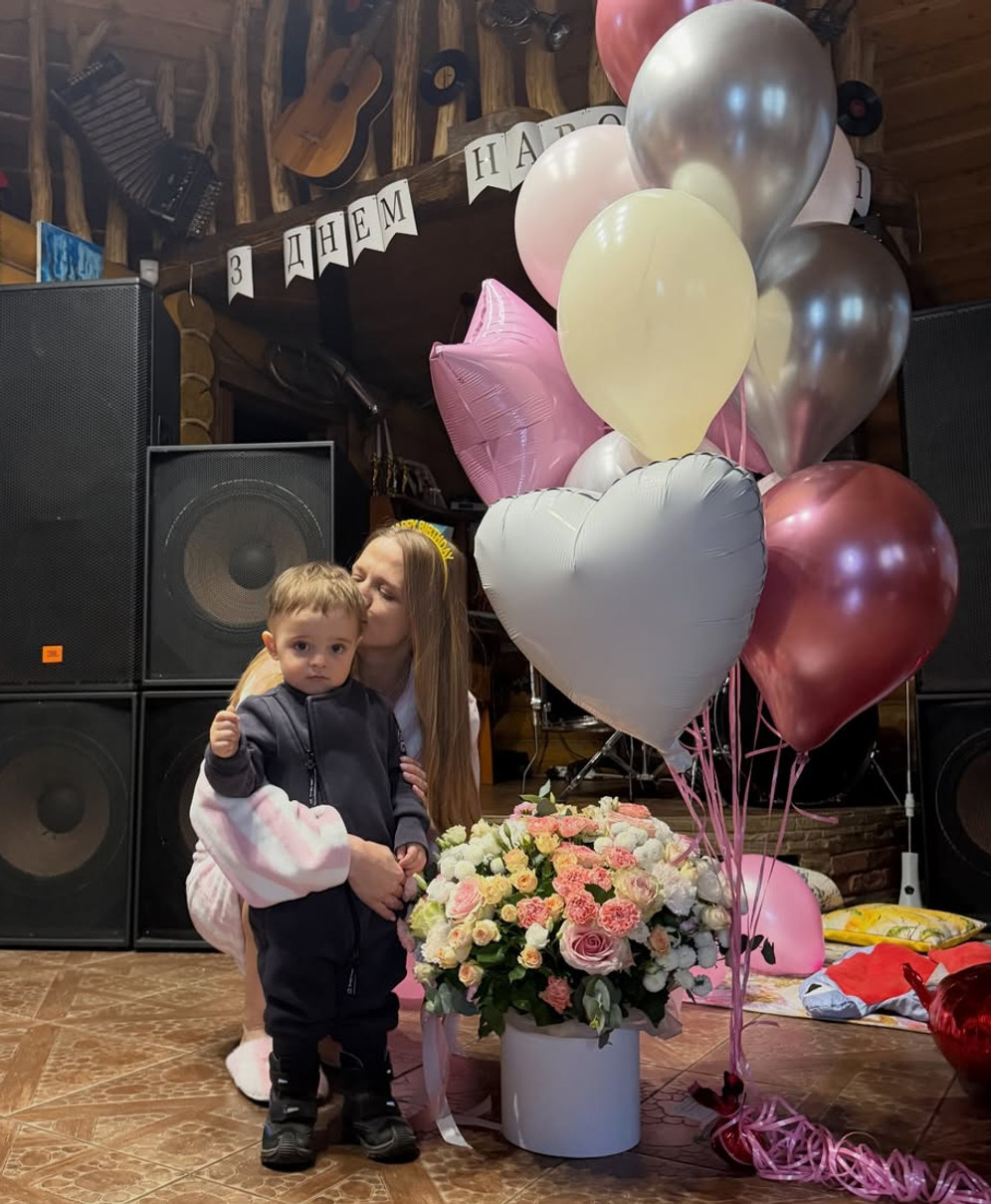 Дружина Віталія Козловського обійняла сина для сімейного фото