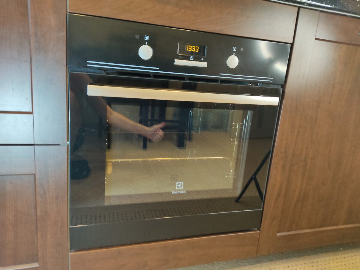 Господині розповіли, як відмити скло духовки від нагару 