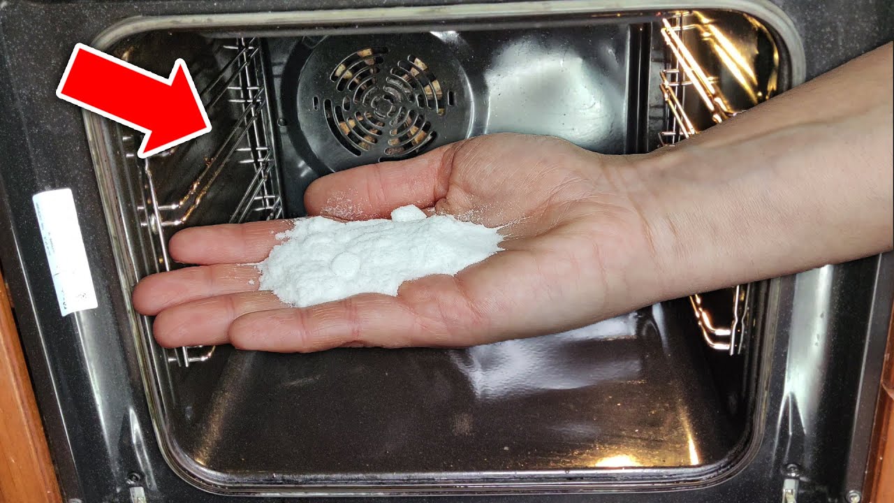 Господині розповіли, як відмити скло духовки від нагару 