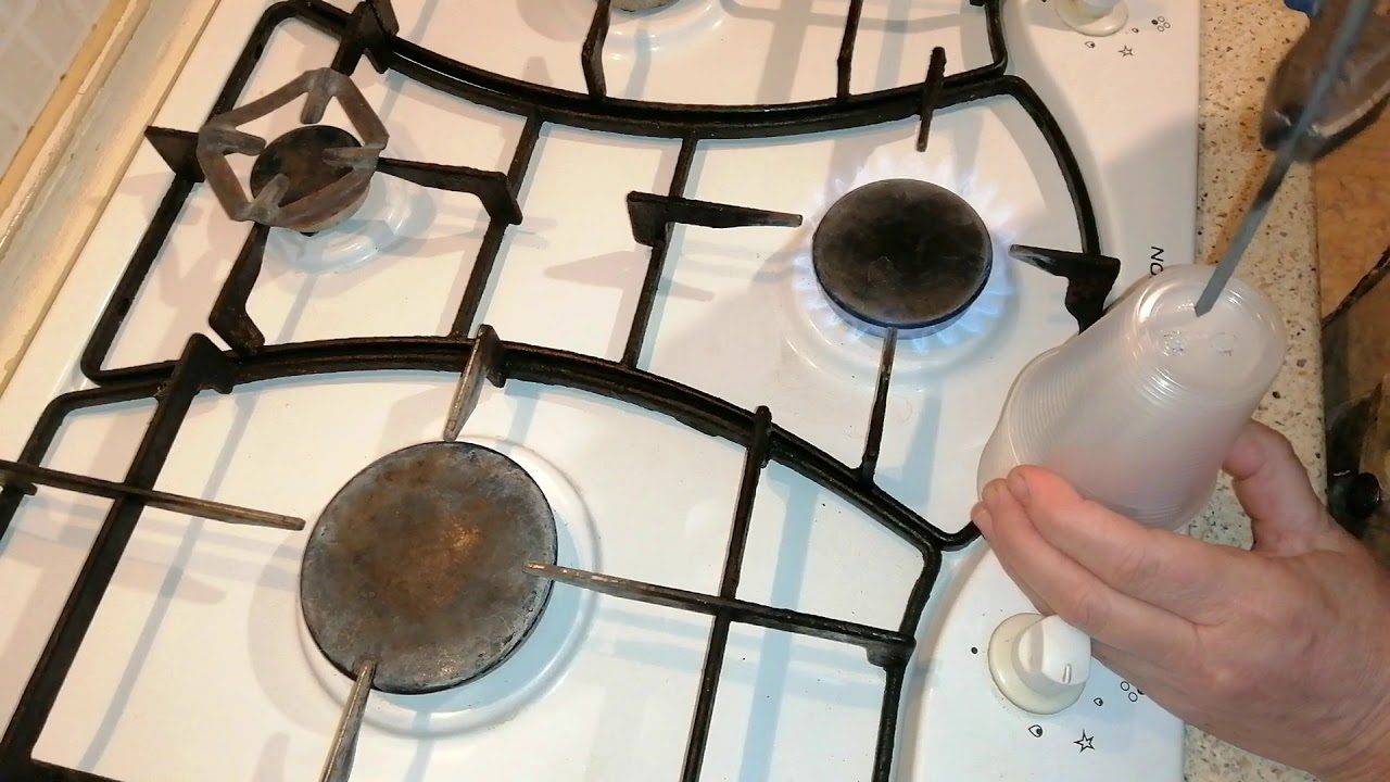 Садівники розповіли, як зробити дренажні отвори в стаканчиках для розсади