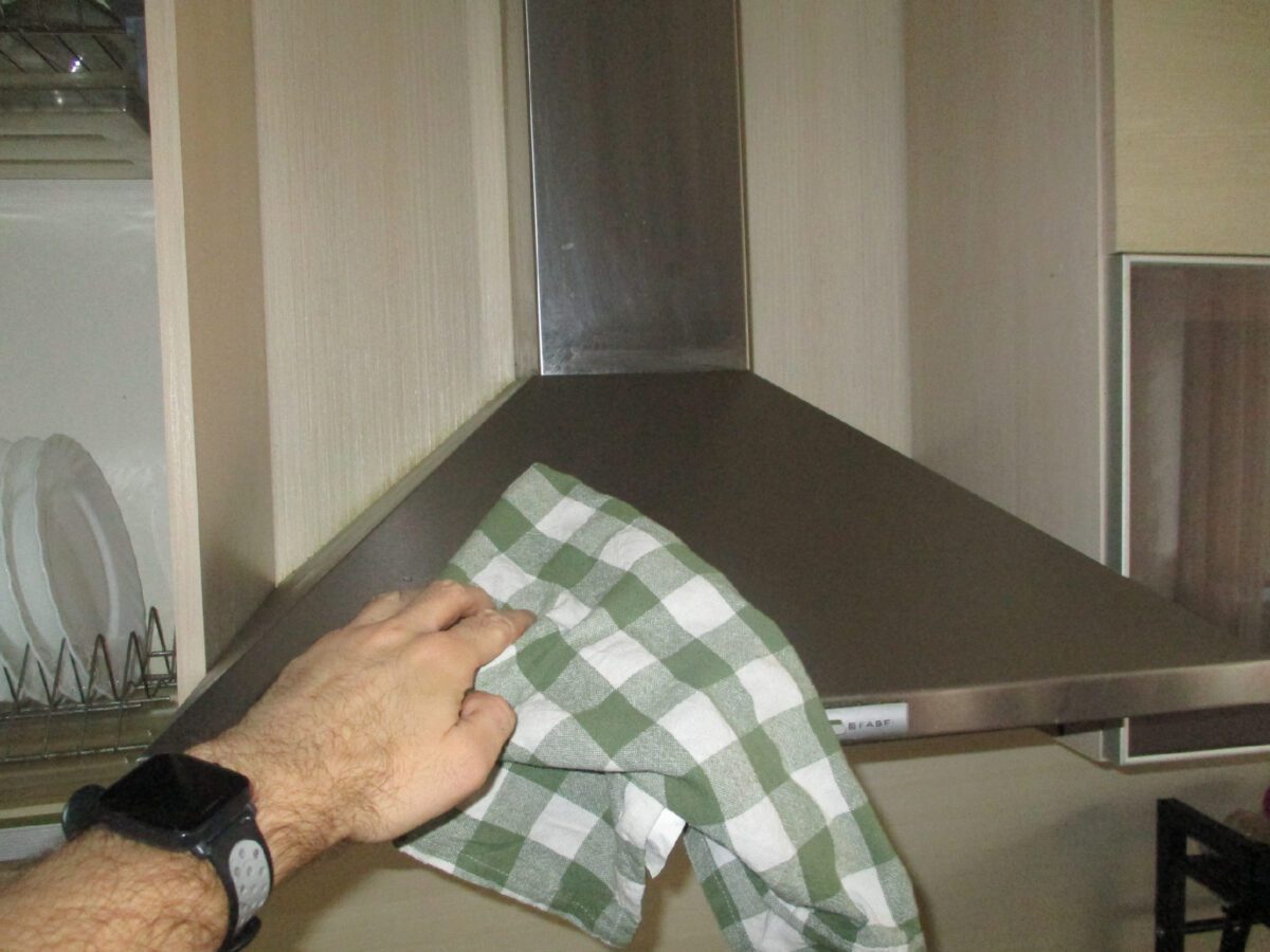 Господині розповіли, як ефективно очистити витяжку від старого нагару