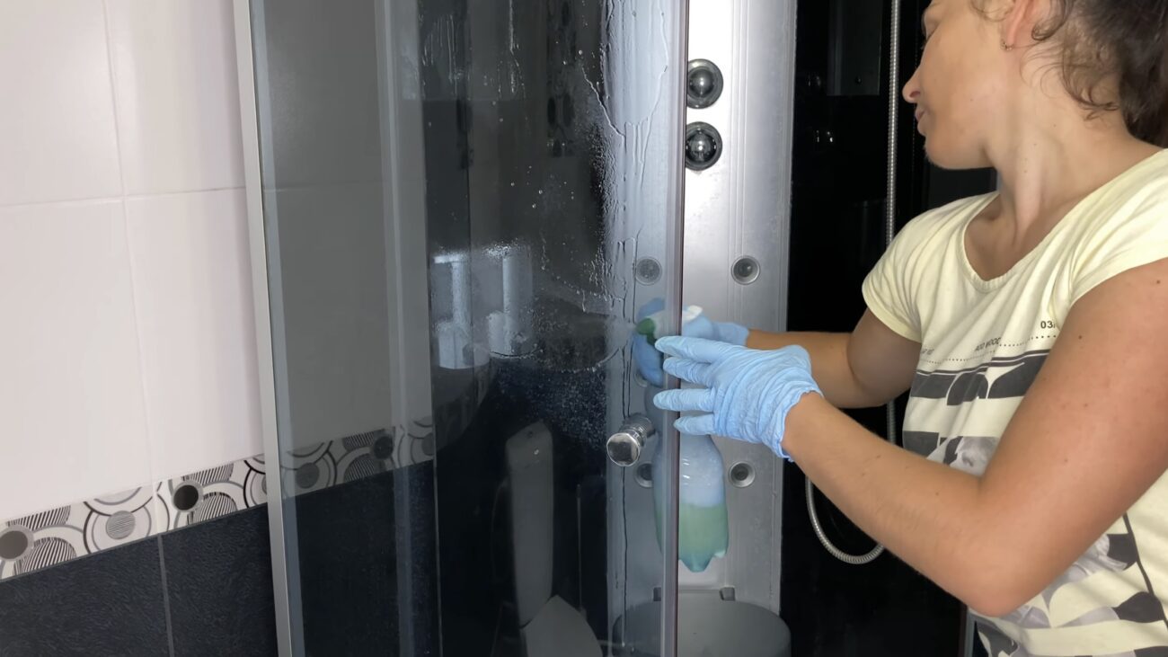 Господині розповіли, як позбутися чорного грибка у ванній кімнаті 