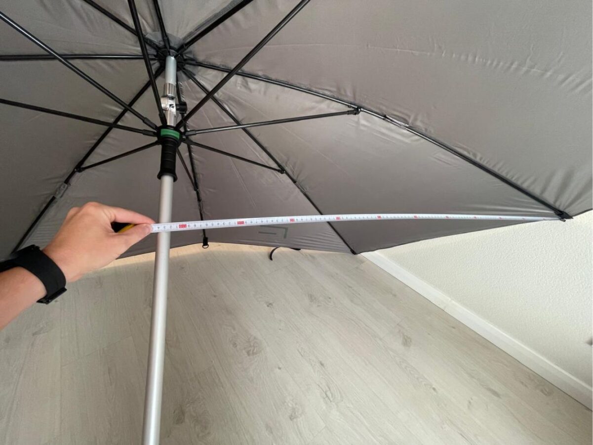 Експерти порадили спосіб використання зламаної парасолі в саду для спрощення свого життя