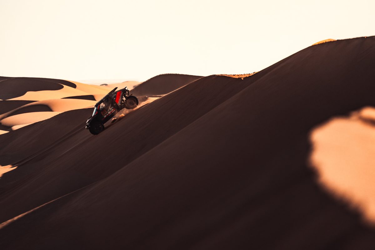 Сенсація на «Дакарі»: Dacia здобуває історичну абсолютну перемогу, а Land Rover домінує у класі серійних авто - фото 5