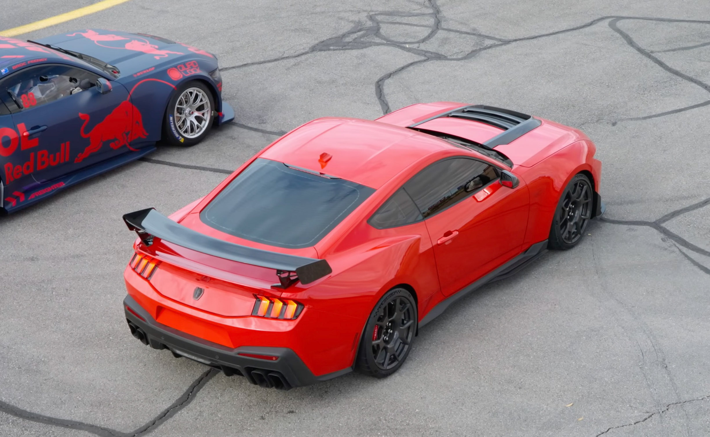 Ford випадково розсекретив екстремальний Mustang Dark Horse SC за допомогою Макса Ферстаппена - фото 2