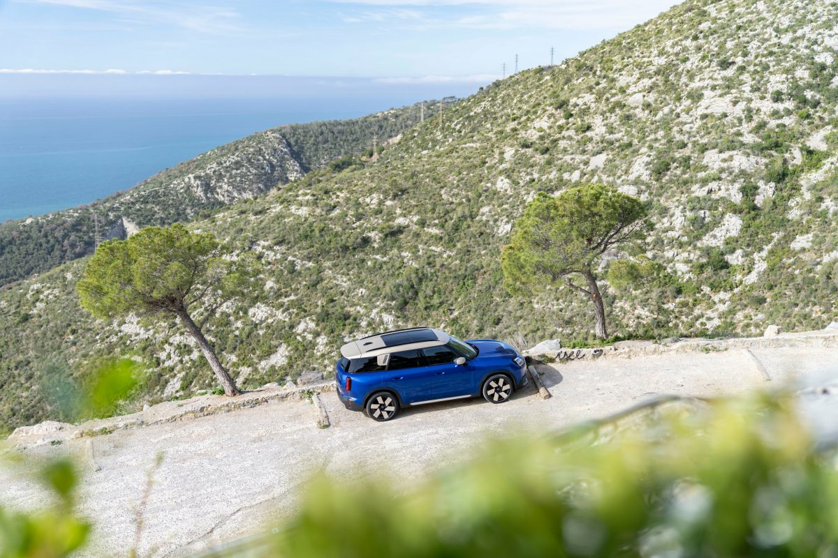 Mini оновила електричний кросовер Countryman: запас ходу перевищив 500 км - фото 2