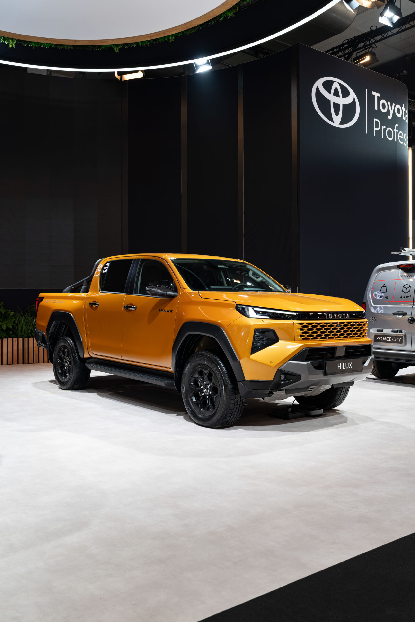 Офіційно: Toyota представила новий Hilux для Європи — дизель, гібрид та електроверсія - фото 4