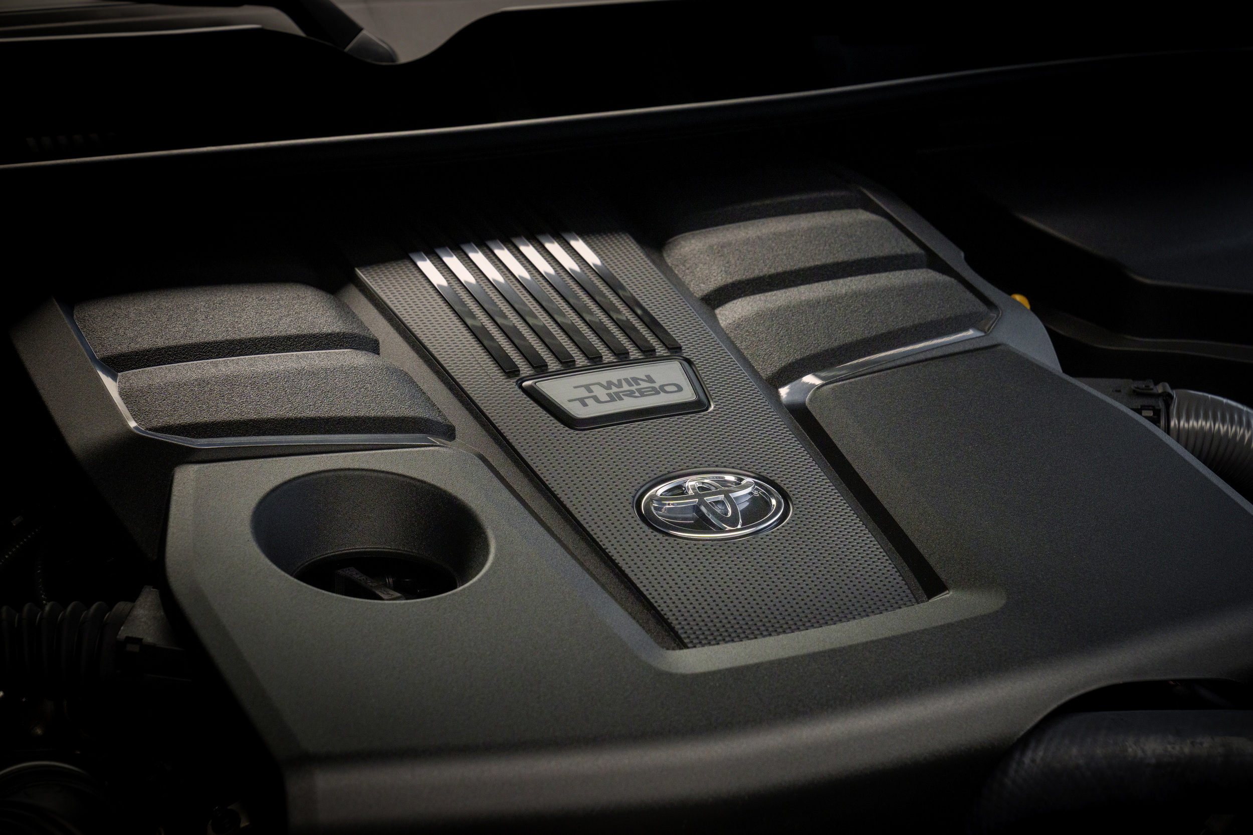 Toyota везе до Східної Європи найпотужніший Land Cruiser 300: що відомо про новий гібрид - фото 1