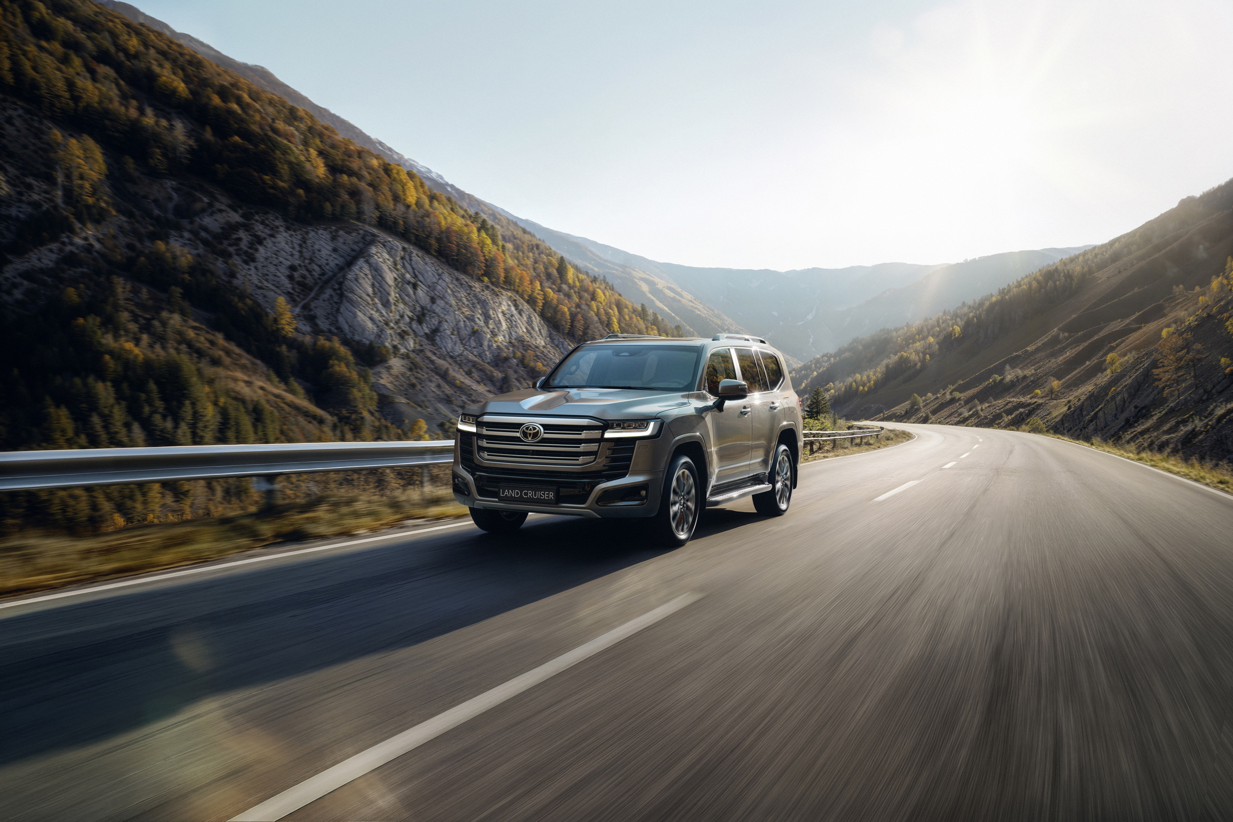 Toyota везе до Східної Європи найпотужніший Land Cruiser 300: що відомо про новий гібрид - фото 3