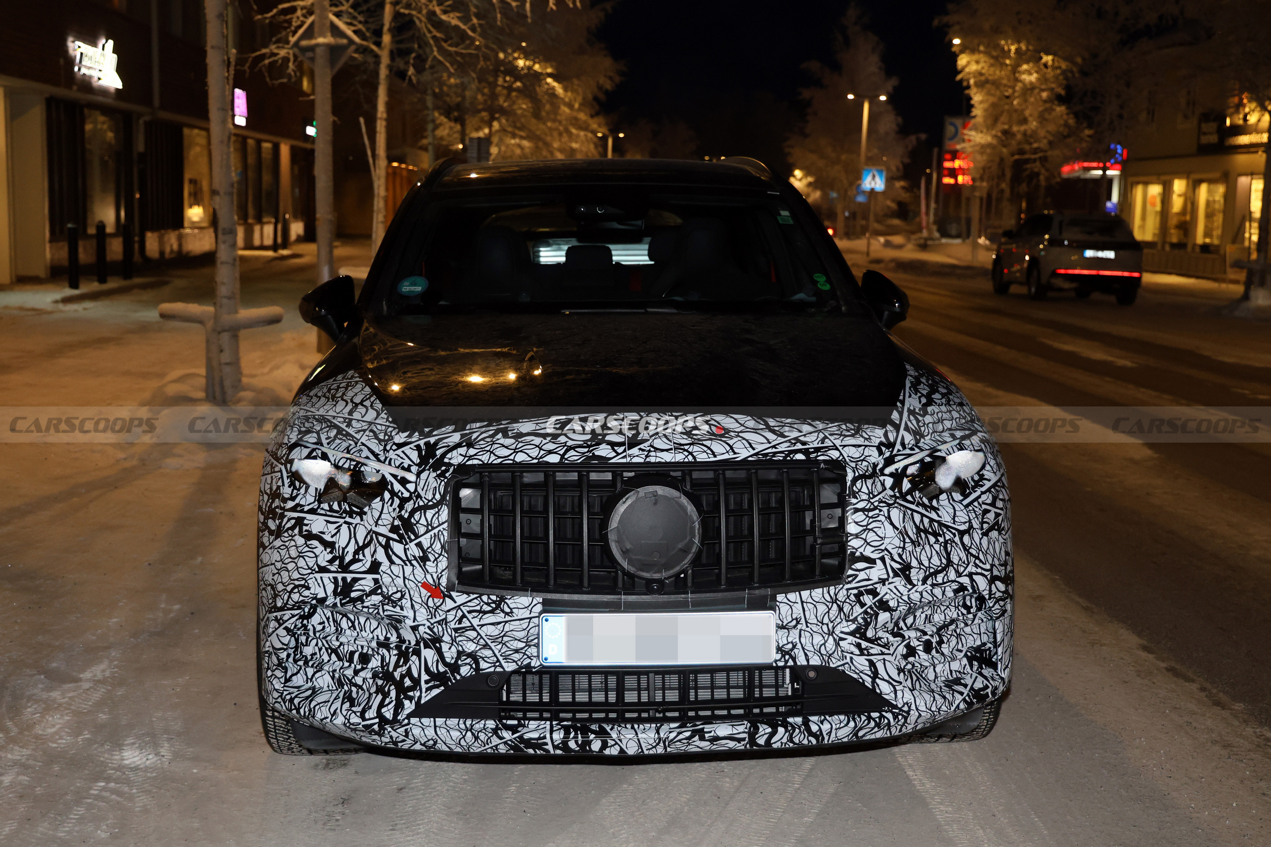 Оновлений Mercedes-AMG GLC "засвітився" на тестах: нові фари та очікувані зміни в салоні - фото 2