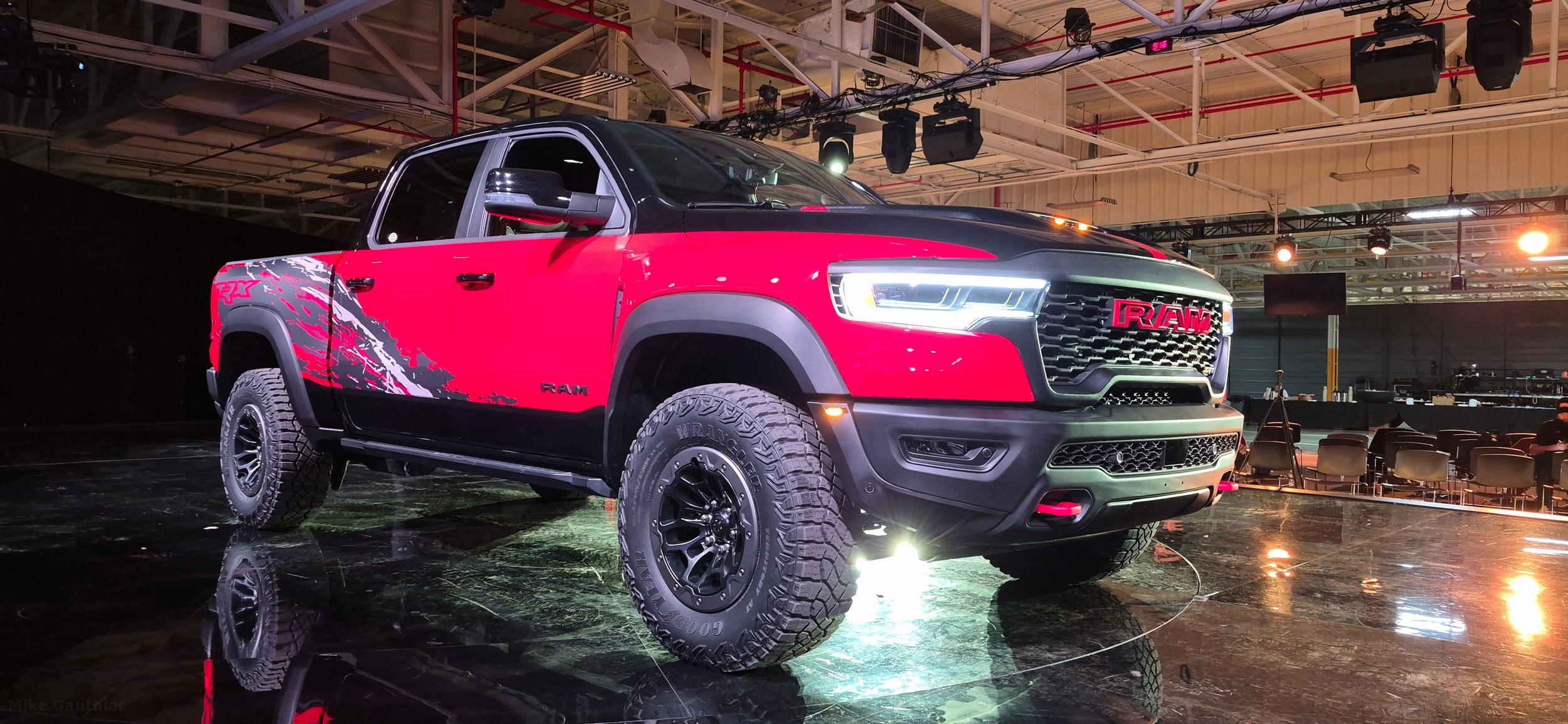 T-Rex повертається: представлено 777-сильний Ram 1500 SRT TRX 2027 року, який кине виклик Ford Raptor R - фото 2