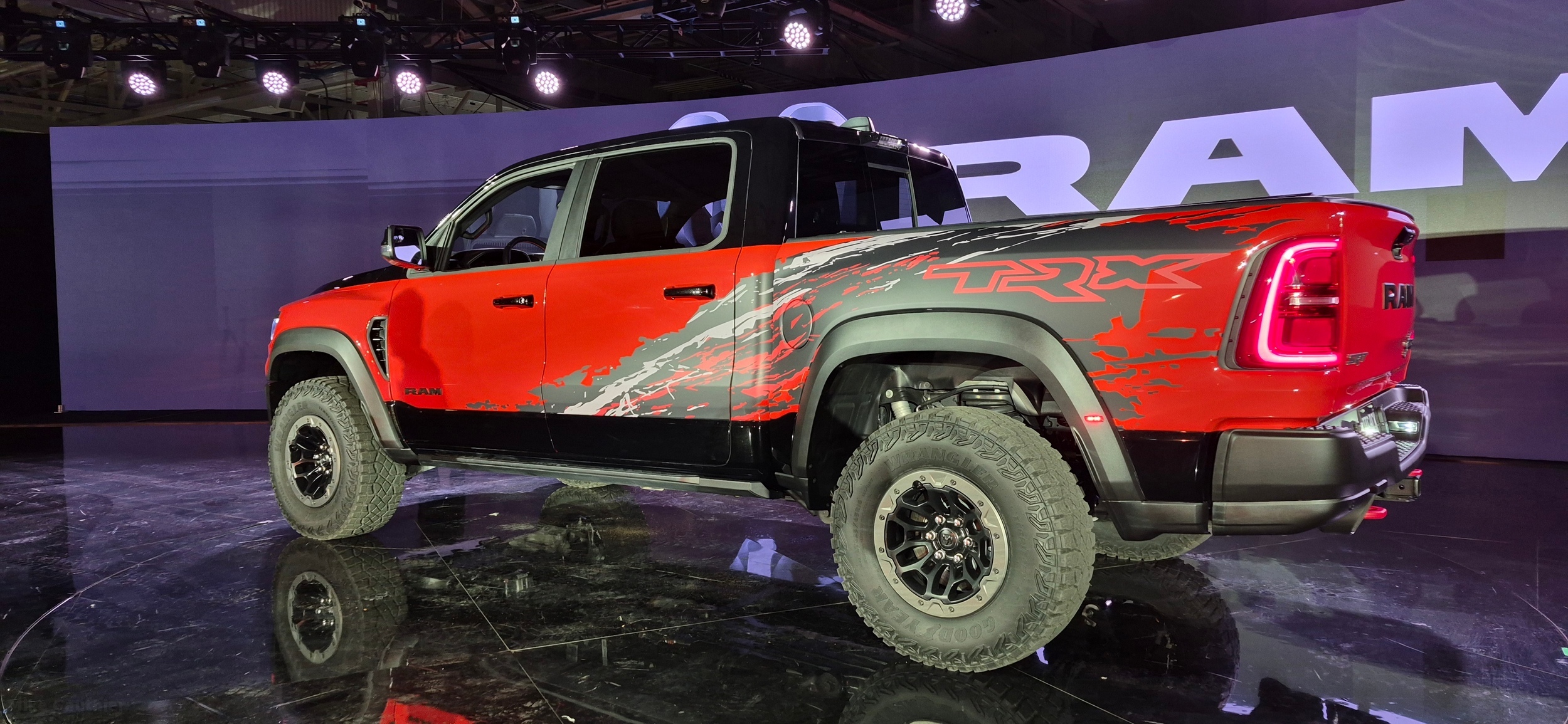 Представлено «верховного хижака»: Ram 1500 SRT TRX 2027 року потужністю 777 сил - фото 3