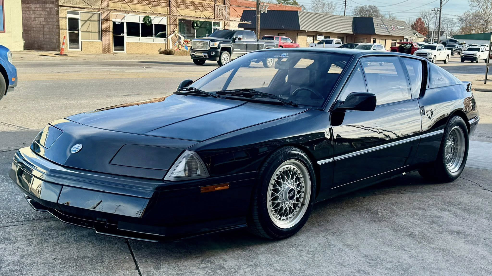 Рідкісніший за Bugatti: історія унікального спорткара Renault, на який витратили 30 мільйонів доларів - фото 3