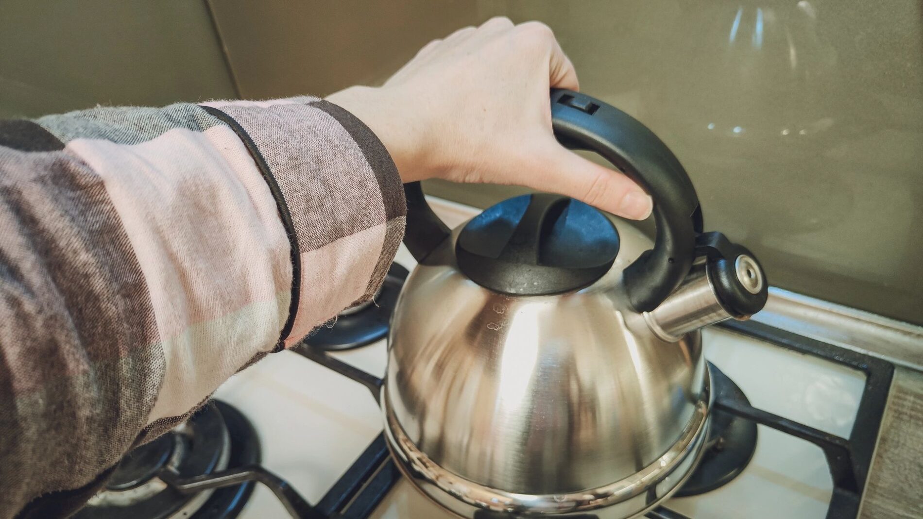 Господині розповіли, як легко позбутися накипу в чайнику 
