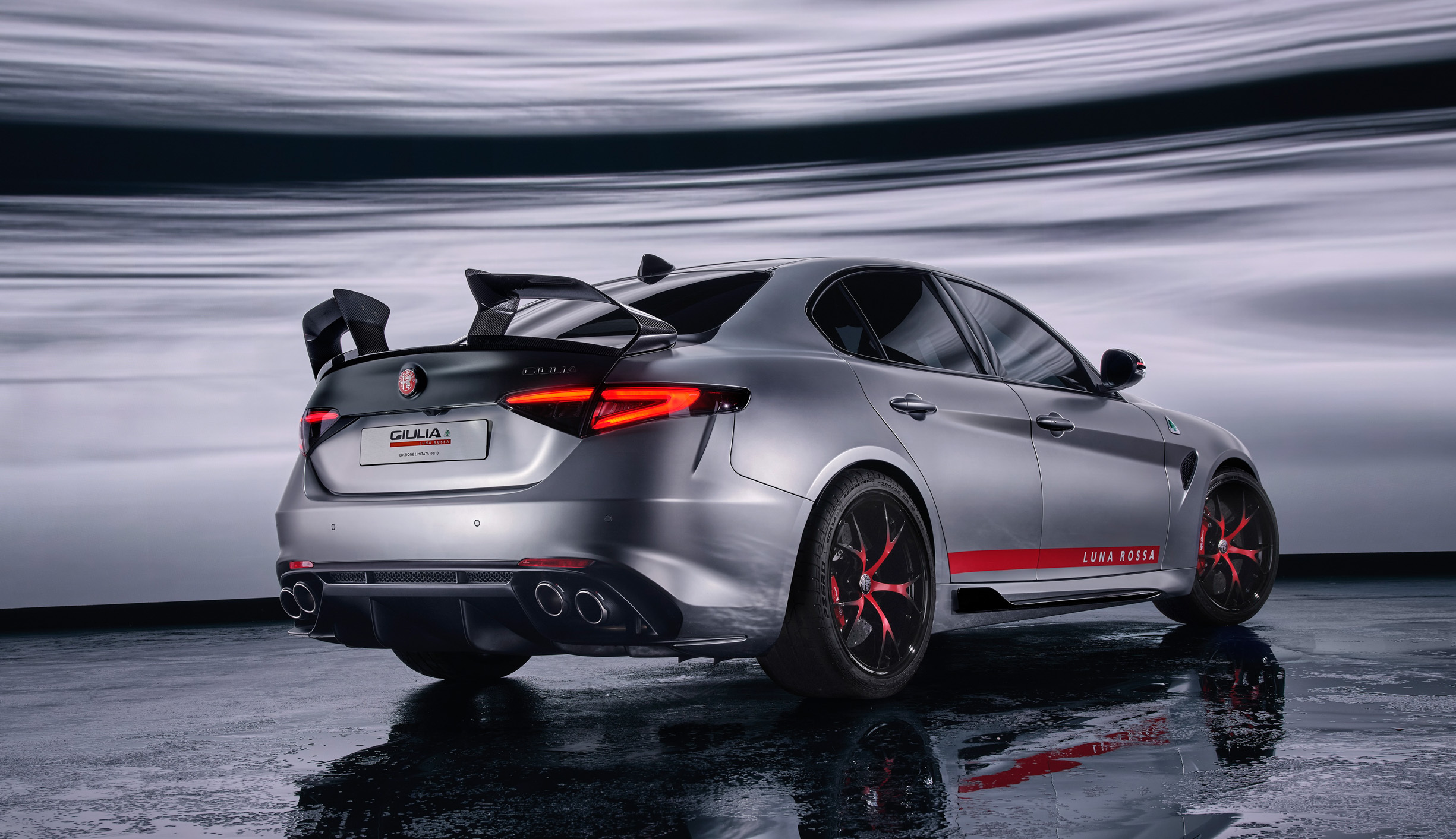 Alfa Romeo представила ексклюзивну Giulia Quadrifoglio Luna Rossa: лімітована серія з 10 авто - фото 3