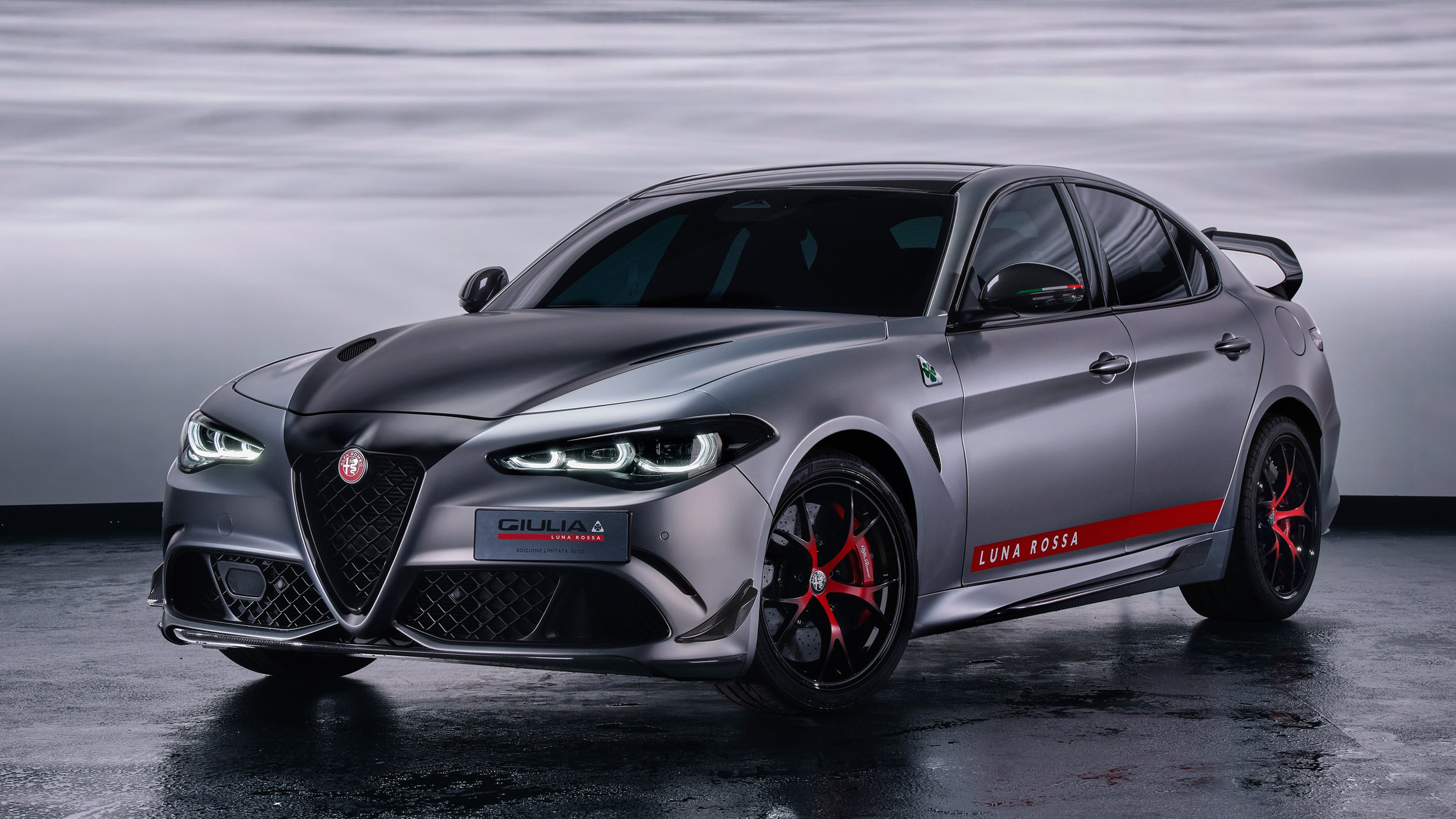 Alfa Romeo представила ексклюзивну Giulia Quadrifoglio Luna Rossa: лімітована серія з 10 авто - фото 1