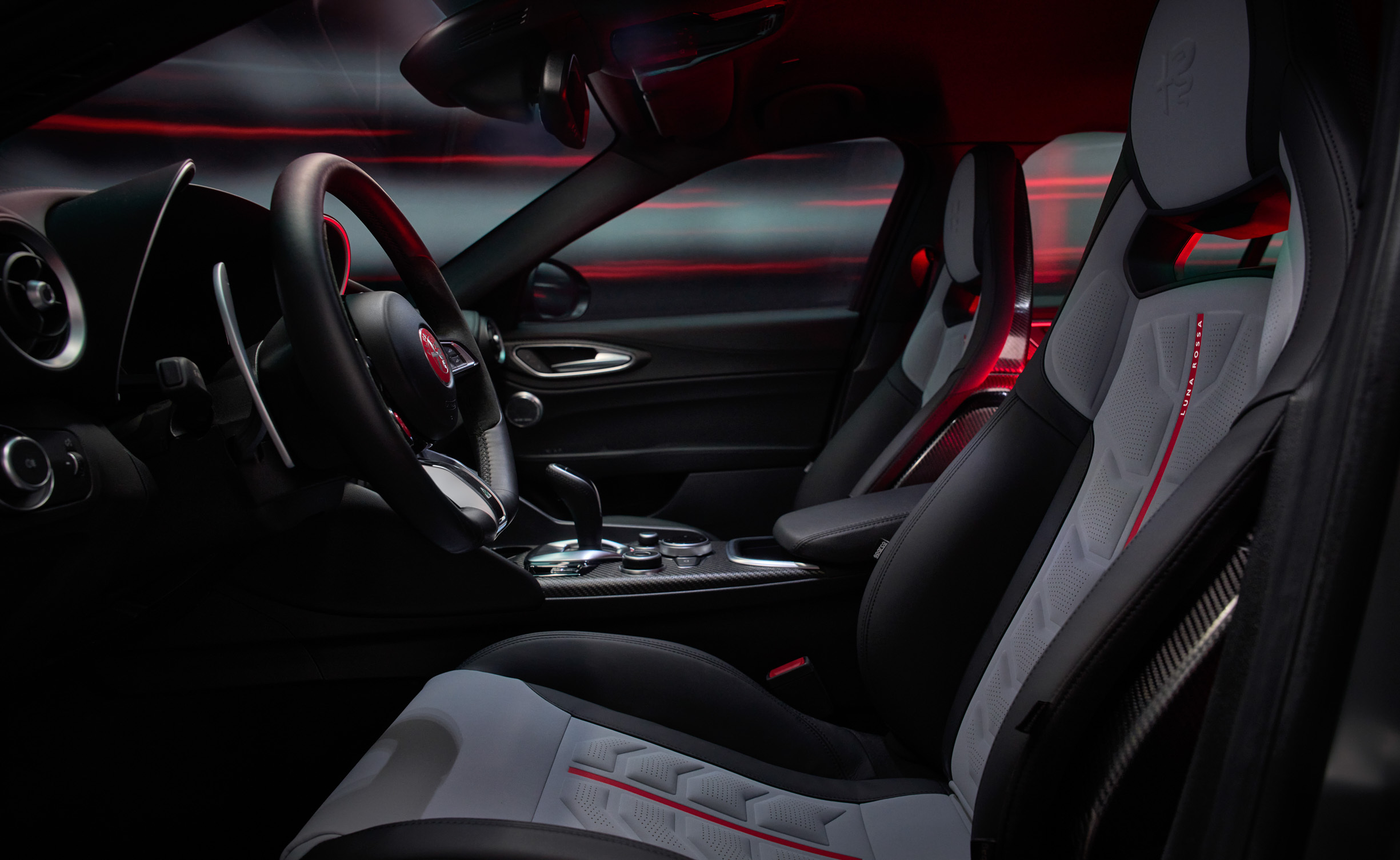 Alfa Romeo представила ексклюзивну Giulia Quadrifoglio Luna Rossa: лімітована серія з 10 авто - фото 2