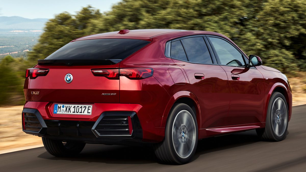 Новий BMW iX3 викликав ажіотаж: авто розкуплені до 2026 року, завод переходить на посилений режим - фото 3