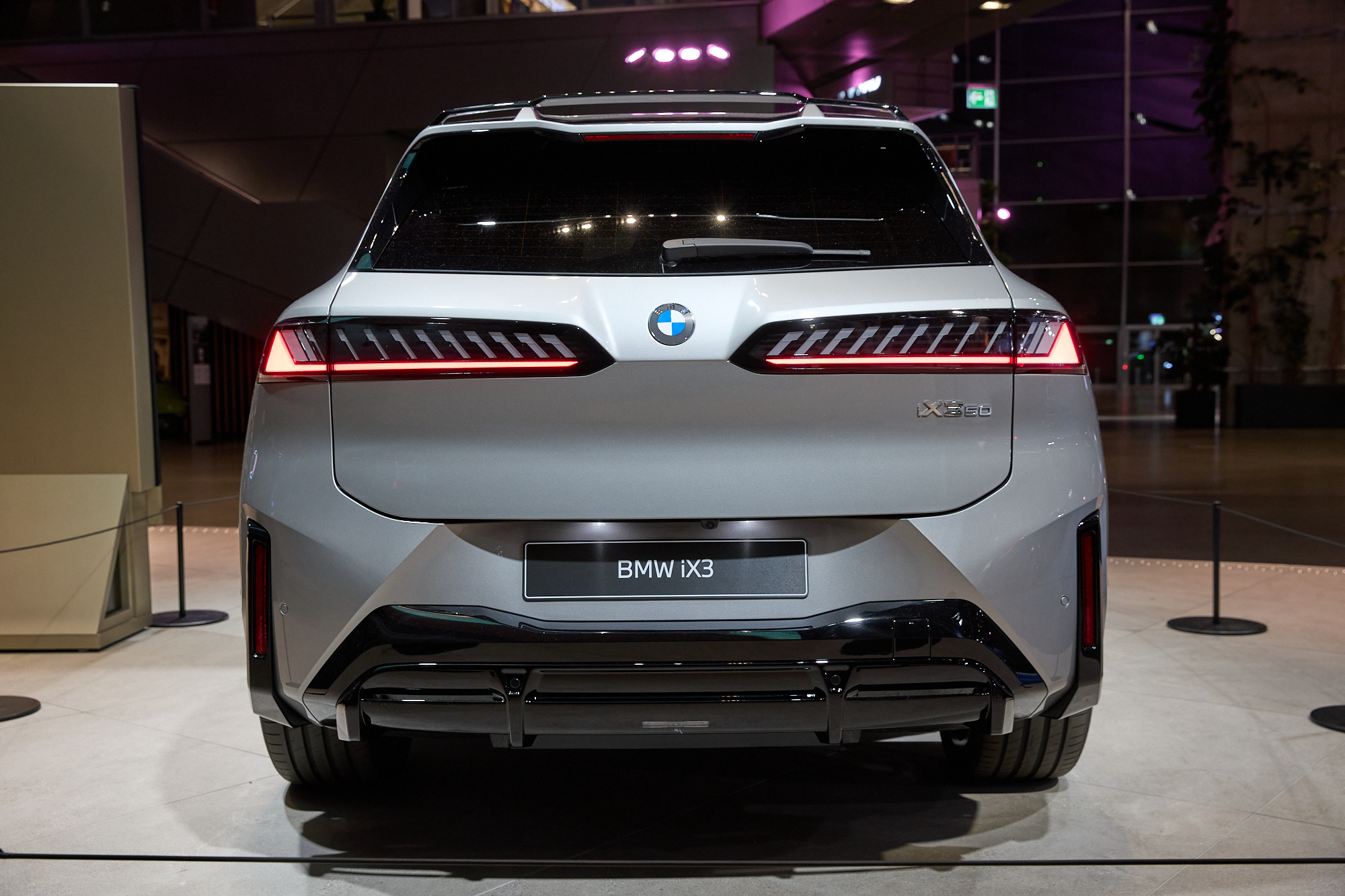 BMW кардинально змінює дизайн: ера Neue Klasse та стриманий стиль нового iX3 - фото 3