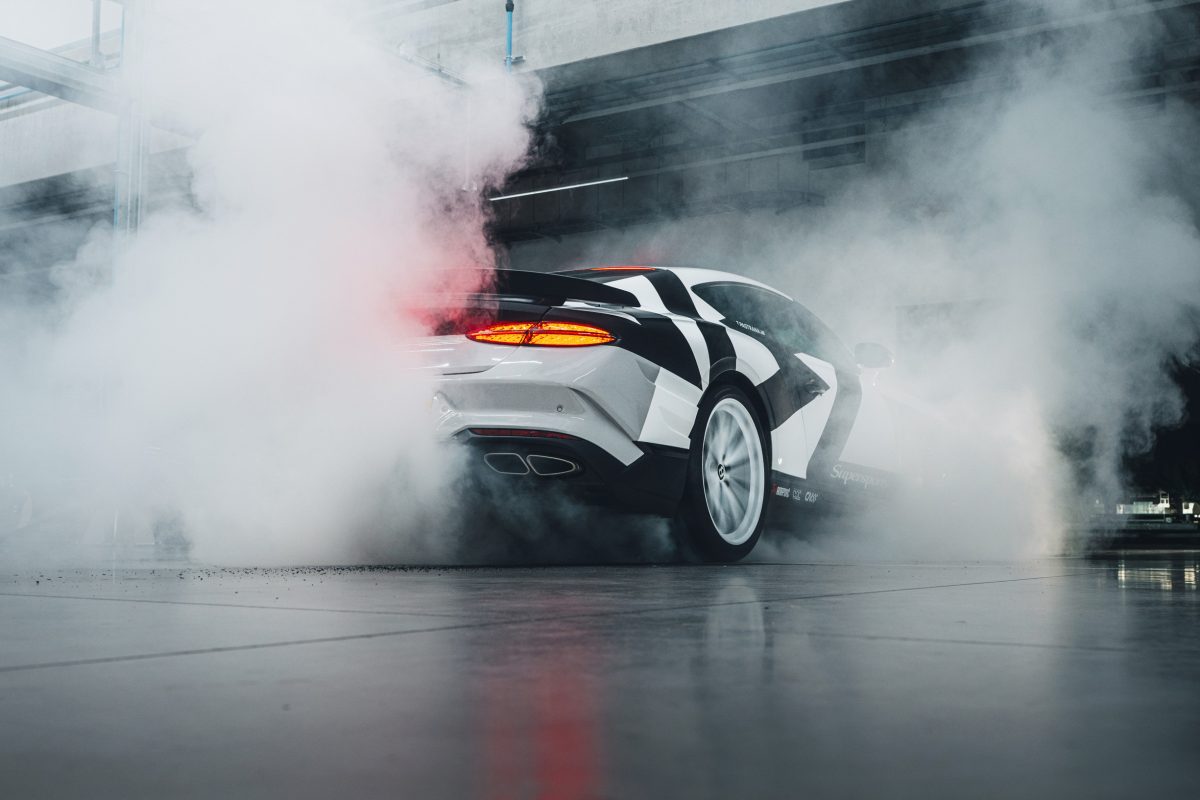 Тревіс Пастрана влаштував дрифт-шоу на заводі Bentley за кермом ексклюзивного Supersports - фото 2