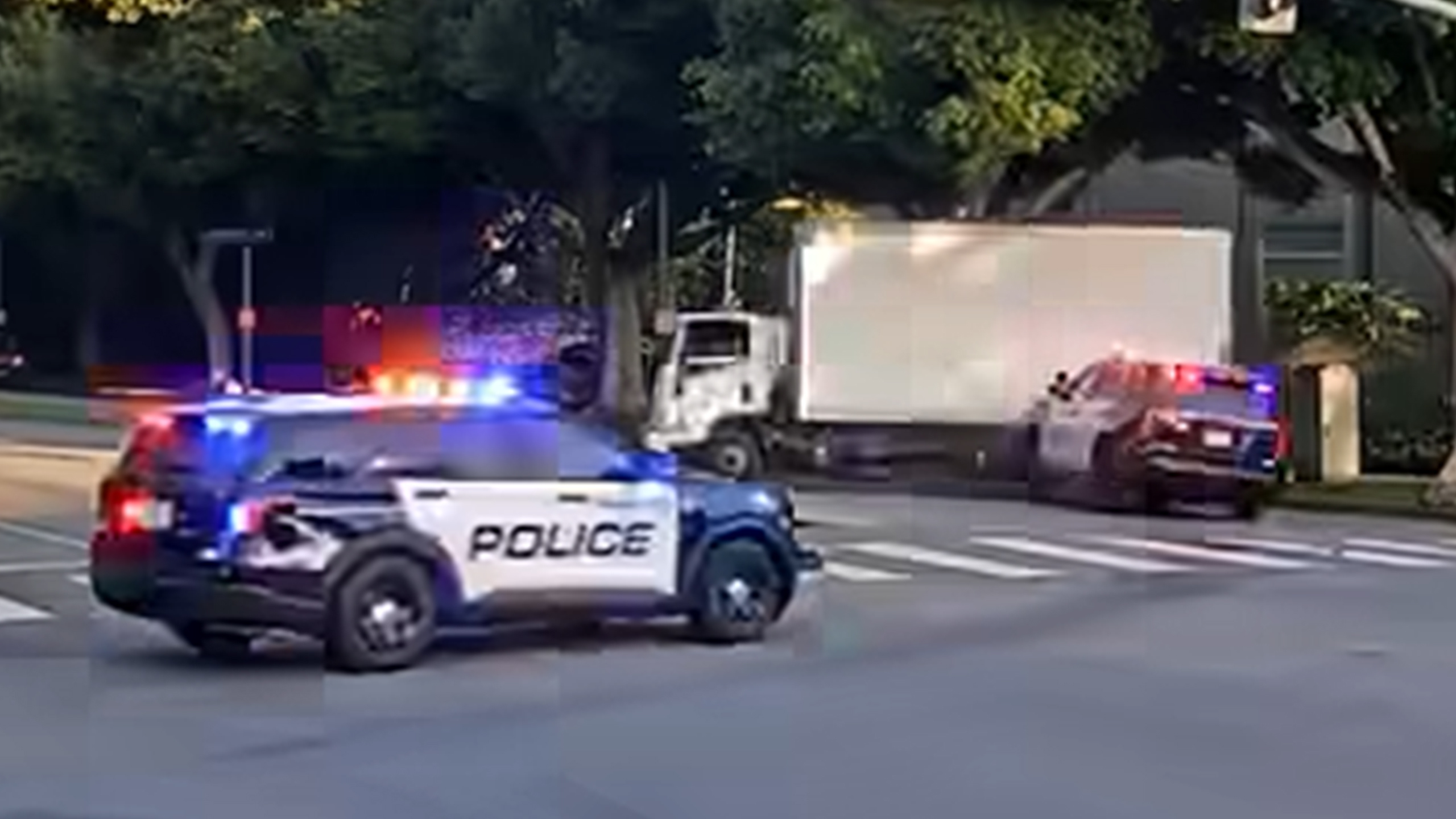 Епічна погоня в Беверлі-Гіллз: поліція зупинила викрадену вантажівку жорстким маневром - фото 1